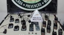 Jovem com mandado de prisão é preso com drogas e rádio comunicadores em Betim