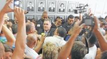 Maio: População vaia vereadores na Câmara após aprovação de reajuste Maio: População vaia vereadores na Câmara após aprovação de reajuste