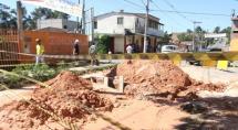 Bairros ficam sem água após rompimento de adutora Bairros ficam sem água após rompimento de adutora