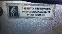Idosos devem fazer cadastro para andar gratuitamente nos ônibus da cidade Idosos devem fazer cadastro para andar gratuitamente nos ônibus da cidade