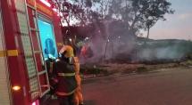 Barracão de madeira fica completamente destruído após incêndio em Betim