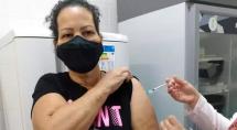 Mulher vai tomar 2ª dose da AstraZeneca e recebe CoronaVac, em Betim