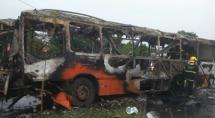Ônibus bate em poste e pega fogo Ônibus bate em poste e pega fogo
