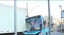 Acidente entre ônibus e caminhão interdita avenida em Betim