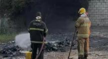 Bombeiros combatem incêndio em terreno com materiais recicláveis em Betim