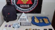 Suspeitos tentam entregar drogas para preso, mas são surpreendidos pela polícia