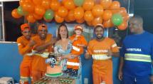 Garotinho fã de garis ganha festa com a presença dos trabalhadores