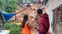 Muro de arrimo desaba em cima de casa no Alto Boa Vista, em Betim