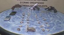 Irmãos são presos com armas, drogas e celulares suspeitos de tráfico em Betim
