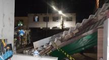 Muro e parte de cobertura caem sobre casa em Betim