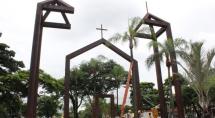 Iluminação de Natal começa a ser instalada na cidade