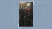 Bar promove show de pagode no meio da rua e aglomera centenas em Betim