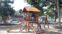 Prefeitura de Betim instala novos brinquedos em praças da cidade