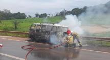 Kombi pega fogo na BR-381, em Betim, na região do Bandeirinhas