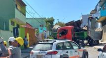 Carreta desgovernada atinge casas em Betim