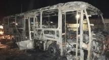 Ônibus é destruído pelo fogo às margens da BR-381 em Betim