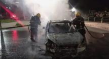Carro pega fogo em frente a hospital de Betim e motorista não é encontrado 