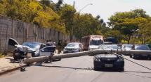 Após batida, poste cai e três pessoas ficam feridas em Betim