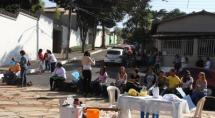 Educadores protestam na porta da casa do prefeito Educadores protestam na porta da casa do prefeito