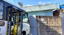 Van suplementar da linha 34 colide contra o muro de residência em Betim