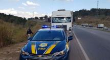 PRF acha em Betim caminhão com botijões de gás roubado horas antes em Contagem