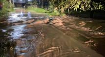 Lagoa particular atinge limite, transborda e assusta moradores em Betim