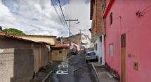 Homem com tornozeleira eletrônica volta a traficar e é baleado em abordagem