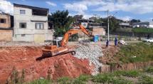 Prefeitura de Betim reconstrói contenção na avenida Engenheiro Darcy Nogueira do Pinho, no Imbiruçu