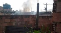 Incêndio supostamente criminoso assusta moradores da Vila Cruzeiro, em Betim