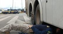 Foragida do Paraná é presa dentro de ônibus na BR-381, em Betim