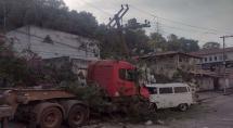 Carreta desgovernada atinge Kombi e poste em Betim