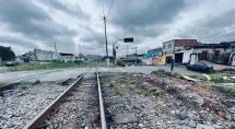Trem bate em carreta em passagem de nível em Betim