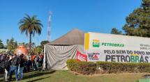 Petroleiros protestam na porta da Regap contra a privatização da Petrobras