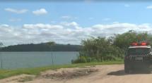 Apesar da proibição, pessoas entram na lagoa Várzea das Flores, em Betim