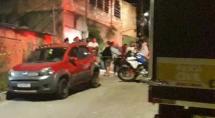 Rapaz é morto a tiros enquanto conversava na porta da casa de amigos em Betim