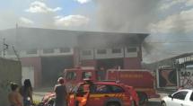 Incêndio atinge galpão de tintas e provoca explosões em Betim