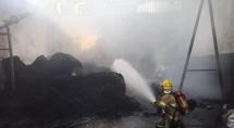 Incêndio de grandes proporções atinge galpão industrial em Betim