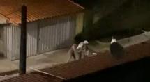 Mulher é flagrada batendo em criança com pedaço de pau em Betim