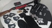 Homens são presos com armas e vários uniformes da Polícia Civil