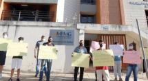 Protesto e frustração após Justiça proibir imunização de estudantes em Betim