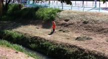 Prefeitura inicia capina e roçada às margens do rio Betim  
