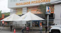 Prefeitura de Betim instala tendas e cadeiras em frente às agências da Caixa