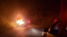 Suspeitos roubam carro, batem em caminhão e morrem carbonizados