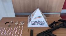 Homem é preso em Betim com submetralhadora artesanal e drogas Homem é preso em Betim com submetralhadora artesanal e drogas