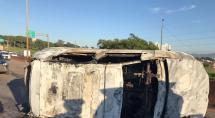 Duas pessoas morrem após carro capotar e pegar fogo na BR-381, em Betim