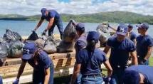 Duas toneladas de lixo são retiradas da orla da represa Várzea das Flores