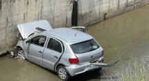 Veículo capota e cai em córrego na avenida Marco Túlio Isaac