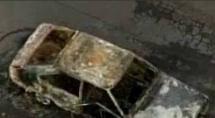 Carro pega fogo e é destruído pelas chamas Carro pega fogo e é destruído pelas chamas