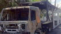 Carretas são incendiadas na avenida JK Carretas são incendiadas na avenida JK