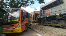 Trem arrasta ônibus por cerca de 20 metros e deixa 5 passageiros e o motorista feridos em Betim
